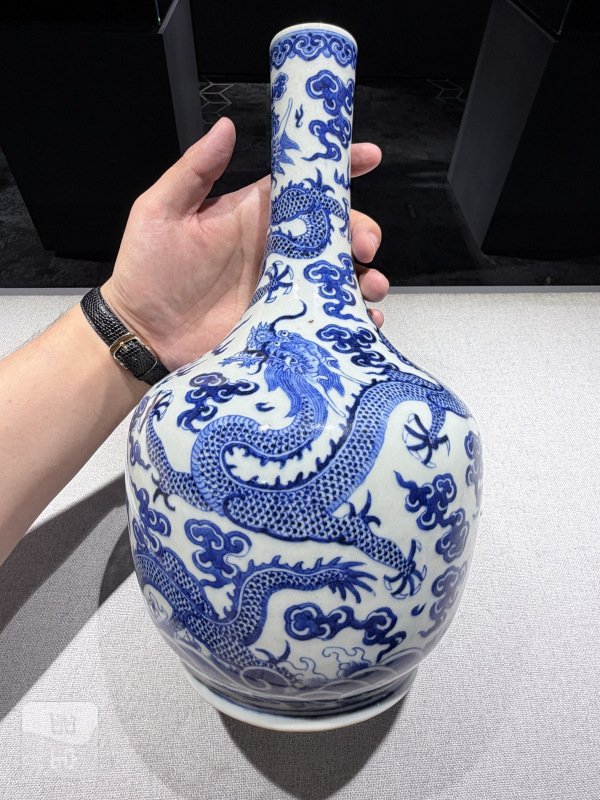 清中期 青花海水江崖云龙纹长颈瓶 - 图7